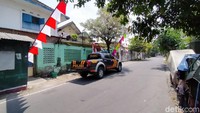 Tiga warga Solo diserang sekelompok orang usai menggelar doa bersama menjelang pernikahan atau midodareni. Lokasi penyerangan di Mertodranan, Kecamatan Pasar Kliwon, Solo itu kini dijaga polisi.