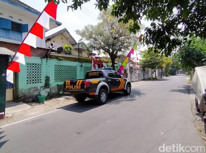 Tiga warga Solo diserang sekelompok orang usai menggelar doa bersama menjelang pernikahan atau midodareni. Lokasi penyerangan itu kini dijaga polisi.