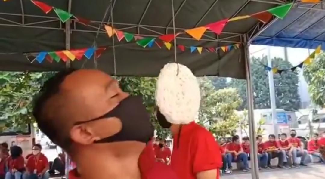 lomba makan kerupuk pakai masker