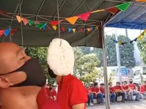 Capek Banget! Bapak Ini Lomba Makan Kerupuk Pakai Masker
