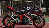 Motor modifikasi CBR250RR SP Quick Shifter digarap oleh bengkel modifikasi R Autoworks dengan tema Sporty Racy. Beberapa aksen warna pada bagian body dirombak dengan grafis baru Chameleon Stickers Decal, yakni merah, hitam, dan putih. Foto: Pradita Utama