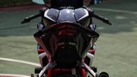 Selain itu, untuk memperkuat kesan racing terlihat buritan belakang sudah mengalami sentuhan modifikasi. Spakbor belakang ditanggalkan, dan diganti dengan model undertail. Foto: Pradita Utama