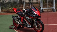 Konsep modifikasi motornya terlihat simpel tanpa mengubah bentuk motor dengan ekstrem. Motor modifikasi ini berjejer dengan tiga model warna CBR250RR SP Quickshifter. Foto: Pradita Utama