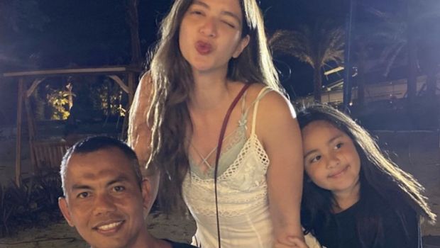 Nia Ramadhani ke pantai