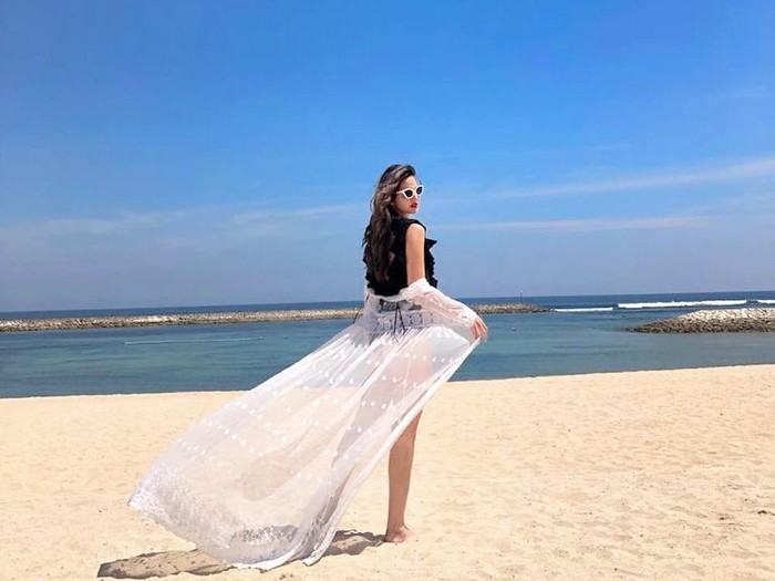 Nia Ramadhani ke pantai