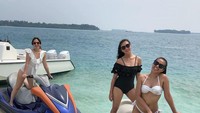Selain berlibur, Nia dan temannya juga asyik main jetski di pantai (Instagram)