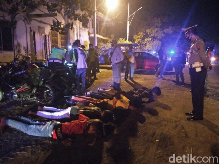 Kasus COVID-19 yang terus meningkat di Kota Pasuruan tidak membuat warga khawatir. Semakin banyak warga mengabaikan protokol kesehatan sehingga meningkatkan risiko penularan virus.