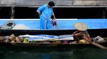Potret Pedagang Keliling Pakai Perahu