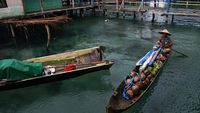 Potret Pedagang Keliling Pakai Perahu