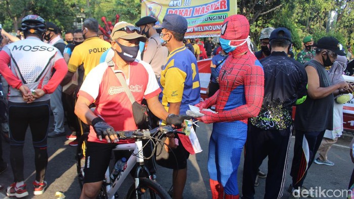 Cara unik dilakukan Forkopimda Sidoarjo dalam kampanye penerapan protokol kesehatan. Ada dua Spiderman berkeliaran membagikan ribuan masker ke masyarakat.