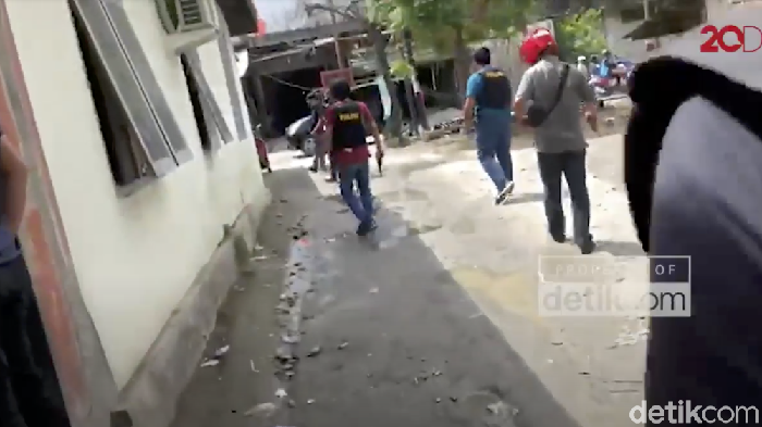Polisi menggerebek kp Tatanga, Kota Palu, terkait peredaran narkoba.
