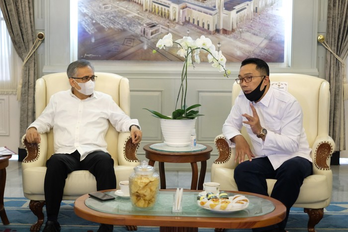 Ketua Dewan Komisioner Otoritas Jasa Keuangan (OJK) Wimboh Santoso (kanan) bersama Sekretaris Daerah Jawa Barat Setiawan Wangsaatmaja (kiri) menghadiri 