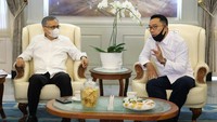 Ketua Dewan Komisioner Otoritas Jasa Keuangan (OJK) Wimboh Santoso (kiri) berbincang dengan Gubernur Jawa Barat Ridwan Kamil di Gedung Pakuan, Bandung, Minggu (9/8/2020). ANTARA FOTO/HUMAS OJK