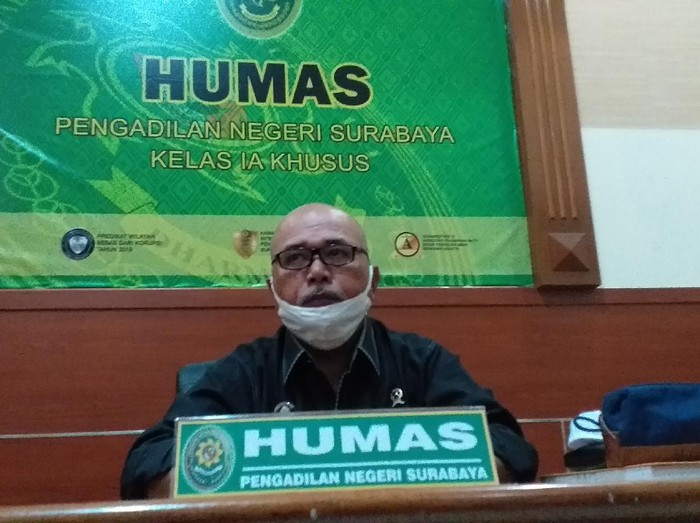 Pengadilan Negeri (PN) Surabaya kembali lockdown. Pasalnya, 5 dari 9 pegawai yang reaktif dinyatakan positif COVID-19.