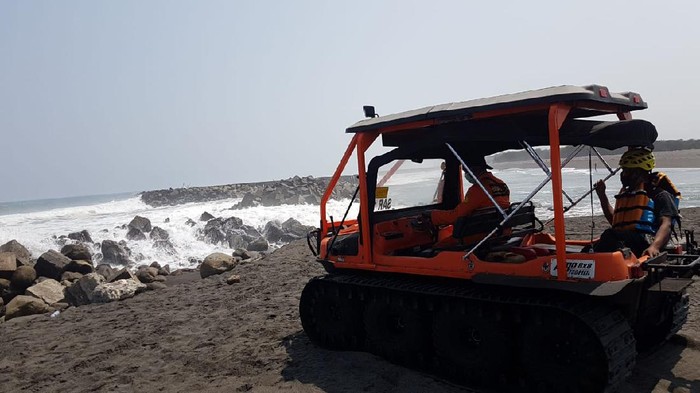 Proses pencarian wisatawan hanyut di Pantai Goa Cemara, Minggu (9/8/2020)