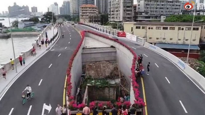Rumah di Tengah Jalan Penampakan Rumah di Tengah Jalan Raya.