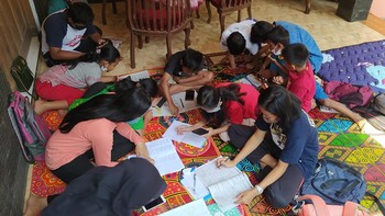 Tidak setiap waktu orangtua siswa di pedesaan memiliki kemampuan paket data. WiFi gratis semacam ini tentu sangat membantu (Eko Susanto/detikcom)