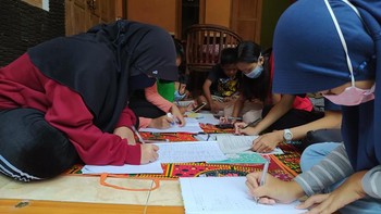 Salah seorang pelajar kelas 9 SMP Negeri 1 Salaman, Hanania Inawati (14), mengakui, keberadaan WiFi gratis ini sangat membantu sekali dalam belajar online. (Eko Susanto/detikcom)