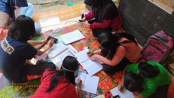 Anak-anak pelajar memanfaatkan WiFi gratis di rumah warga Dusun Tlogosari, Desa Margoyoso, Kecamatan Salaman, Kabupaten Magelang, Jawa Tengah (Eko Susanto/detikcom)