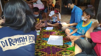Para pelajar ini belajar online dengan memanfaatkan WiFi gratis di rumah salah satu warga, Suroso Singgih (49) dari pukul 07.00-14.00 WIB (Eko Susanto/detikcom)