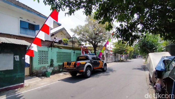 TKP Penyerangan peserta doa jelang pernikahan di Solo dijaga polisi, Minggu (9/8/2020)