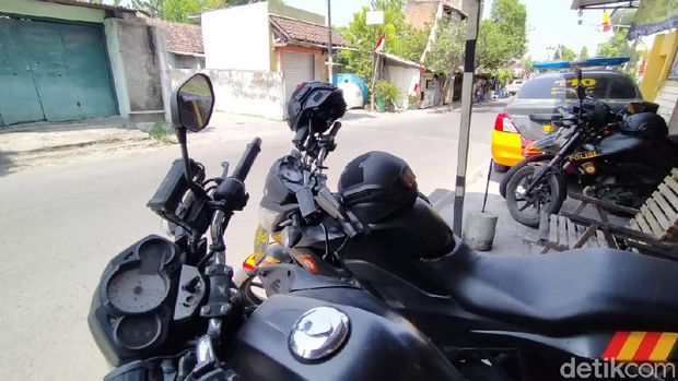 TKP Penyerangan peserta doa jelang pernikahan di Solo dijaga polisi, Minggu (9/8/2020)