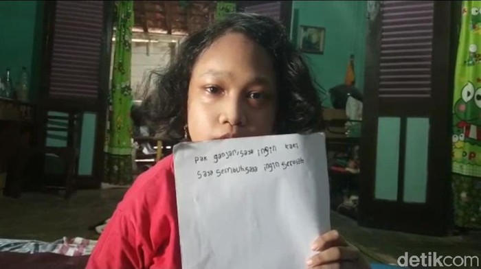 Vea (11), bocah disabilitas menulis pesan ingin sekolah kepada Gubernur Jateng Ganjar Pranowo, Sabtu (8/8/2020).