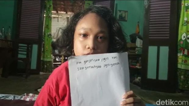 Vea (11), bocah disabilitas menulis pesan ingin sekolah kepada Gubernur Jateng Ganjar Pranowo, Sabtu (8/8/2020).