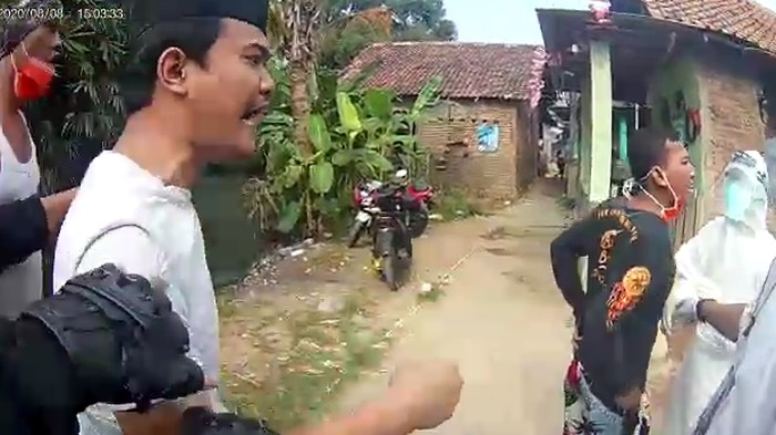 Video: Warga Bekasi Marah & Tolak Proses Pemakaman Jenazah Diduga Covid