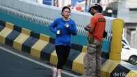 Seorang warga berolahraga tanpa memakai masker.