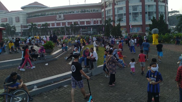 warga mendatangi Mal Cijantung meski cfd ditiadakan karena jadi zona merah Minggu (9/8).