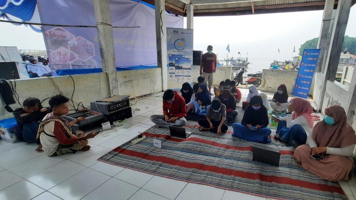 Untuk mempermudah mengikuti belajar online di tengah pandemi COVID-19, XL Axiata memberikan akses internet gratis bagi anak-anak nelayan di Serang, Banten. XL juga menghadirkan aplikasi Laut Nusantara bagi para nelayan ini.