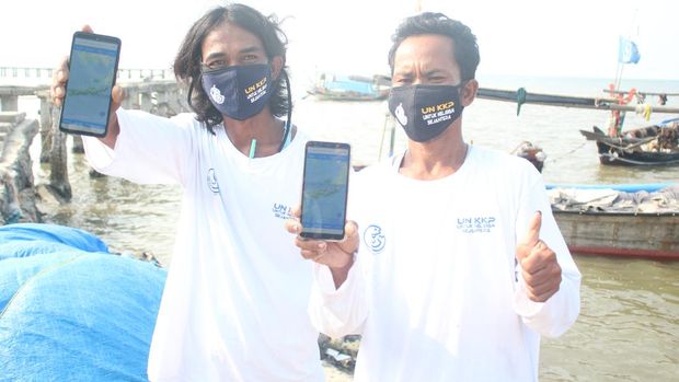 Untuk mempermudah mengikuti belajar online di tengah pandemi COVID-19, XL Axiata memberikan akses internet gratis bagi anak-anak nelayan di Serang, Banten. XL juga menghadirkan aplikasi Laut Nusantara bagi para nelayan ini.