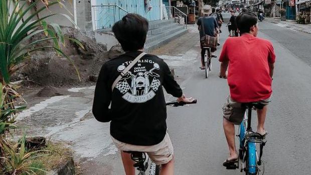 Bersepeda di Yogyakarta.
