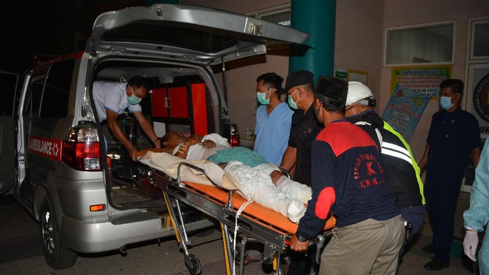 10 Orang Terluka Imbas Ledakan Pabrik Bioetanol di Mojokerto Ledakan pabrik bioetanol di Mojokerto akibatkan 1 orang tewas dan 10 orang lainnya terluka. Korban luka dibawa ke rumah sakit untuk mendapat penanganan medis.