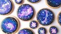 Pencinta cookies, pasti kamu tak akan tega makan cookies yang satu ini. Hiasan bergambar galaxy membuat cookies ini tampak cantik. Foto: Instagram