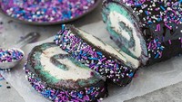Jangan salah, bolu gulung juga bisa dihias dengan bertemakan galaxy. Seperti bolu gulung yang satu ini. Rotinya berwarna gradasi begitupun dengan meisjesnya.  Foto: Instagram