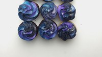 Bertema galaxy menjadi inspirasi dalam pembuatan cupcake ini. Creamnya berwarna gradasi biru dengan hiasan titik-titik putih seperti bintang-bintang. Foto: Instagram