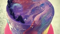 kue ulang tahun vanilla ini tampak menggoda dengan butter cream raspberry yang warnanya gradasi. Karenanya dihias seperti galaxy. Foto: Instagram