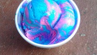 Es krim ini semakin bikin ngiler, karena warnanya unik berbeda dari es krim pada umumnya. Campuran dari warna biru dan pink. Foto: Instagram