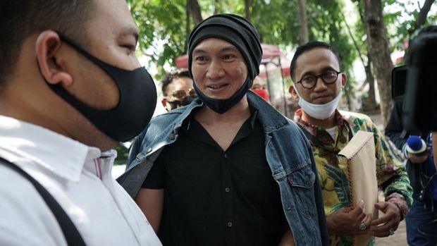 Anji penuhi panggilan polisi.