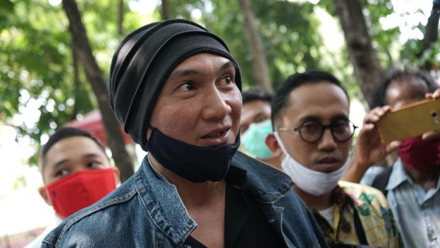 Anji penuhi panggilan polisi.
