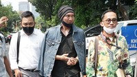 Anji datang ditemani tim kuasa hukumnya. Foto: Palevi/detikHOT