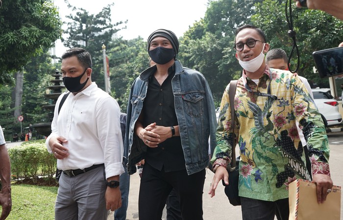 Anji penuhi panggilan polisi.