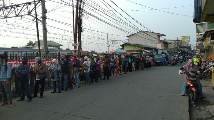 Antrean pengguna KRL di Stasiun Bojong Gede Bogor
