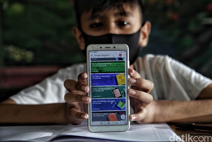 Anak-anak belajar online di Bank Sampah Majelis Taklim Kecamatan Koja, Jakarta. Mereka mendapatkan akses WiFi dengan menukarkan sampah seberat 1 Kg.