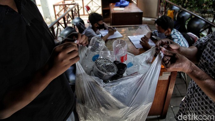 Asyik! Bawa Sampah 1 Kg, Dapet WiFi untuk Belajar Online Anak-anak belajar online di Bank Sampah Majelis Taklim Kecamatan Koja, Jakarta. Mereka mendapatkan akses WiFi dengan menukarkan sampah seberat 1 Kg.