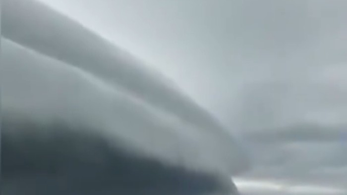 Fenomena awan ombak raksasa bergulung memanjang muncul di langit kota Meulaboh, Aceh pada Senin (10/8). BMKG sebut fenomena tersebut dikenal dengan awan Arcus atau awan tsunami.