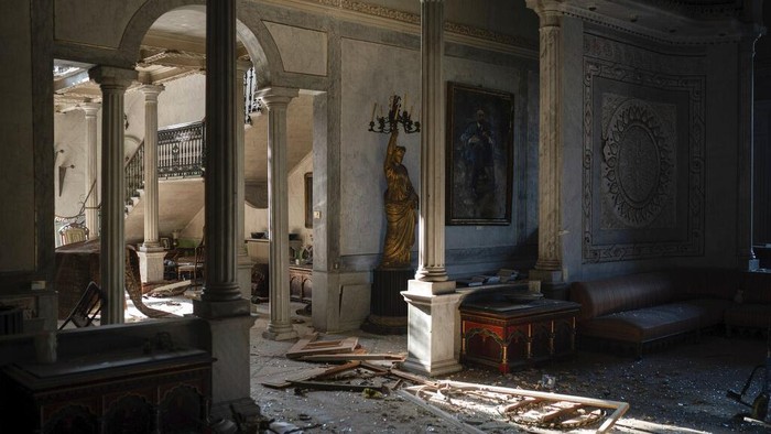 Istana Sursock jadi salah satu korban ledakan dahsyat di Beirut, Lebanon. Bangunan ikonik berusia 160 tahun itu turut luluh lantak akibat ledakan tersebut.