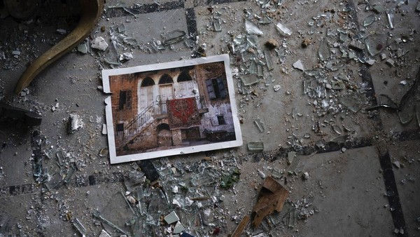 Ledakan dahsyat yang mengguncang kawasan Beirut, Lebanon, beberapa waktu lalu turut meluluhlantakkan Istana Sursock. Ledakan dahsyat yang mengguncang kawasan Beirut, Lebanon, beberapa waktu lalu turut meluluhlantakkan Istana Sursock.